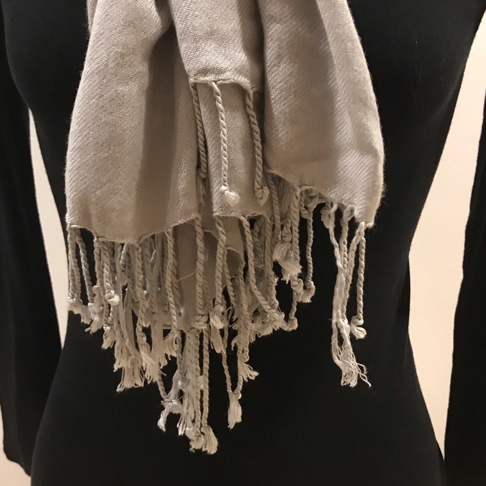 Light Grey Rectangular Fringed Pashmina. Excellen… - image 7